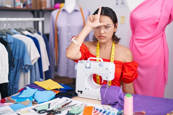 Hispanic Young Woman Dressmaker Designer Using Sewing Machine Making Fun — ストック写真
