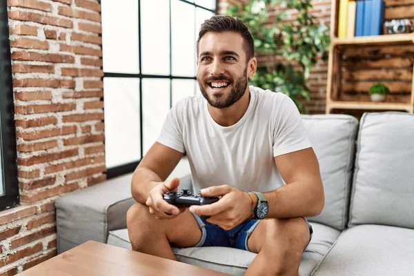 Junger Hispanischer Mann Lächelt Selbstbewusst Videospiel Hause — Stockfoto