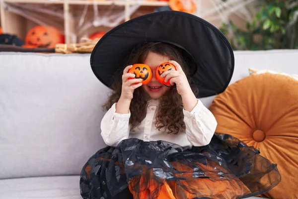 Adorável Menina Hispânica Vestindo Traje Halloween Segurando Pequena Cesta Abóboras — Fotografia de Stock