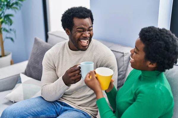 Afroamerikanisch Mann Und Frau Paar Kaffee Trinken Sitzt Auf Sofa — Stockfoto