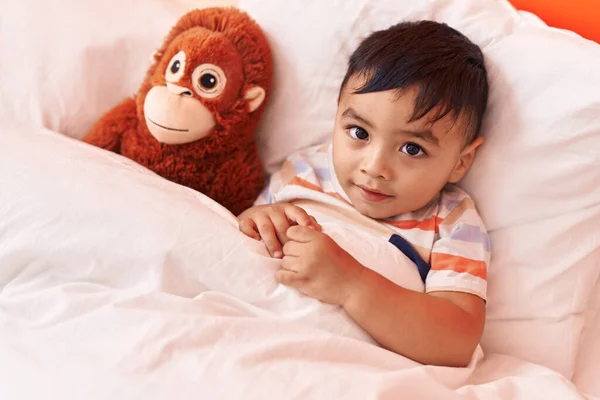 Sevimli Spanyol Bebek Yatak Odasında Oyuncak Bebek Ile Yatakta Kendinden — Stok fotoğraf