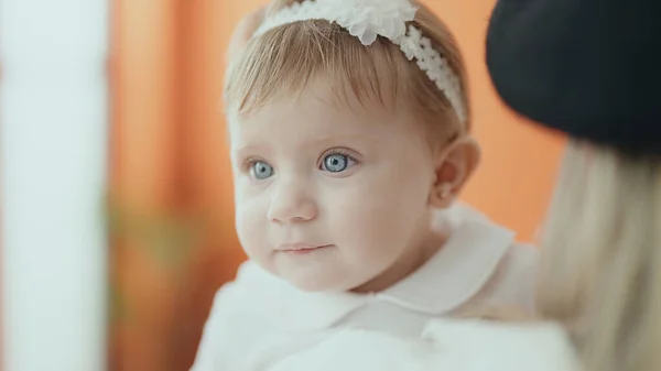 Bedårande Blond Baby Leende Säker Mor Armar Hemma — Stockfoto