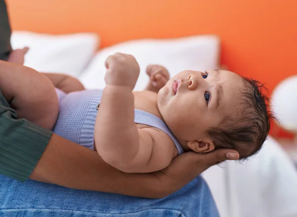 Sevimli Spanyol Bebek Anne Kollarında Yatak Odasında — Stok fotoğraf
