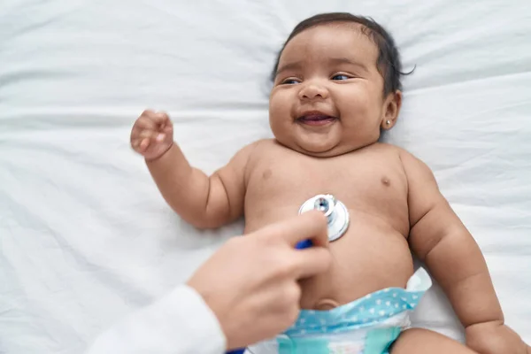 Afrikansk Amerikansk Baby Smiler Sikker Medisinsk Undersøkelse Soverommet – stockfoto