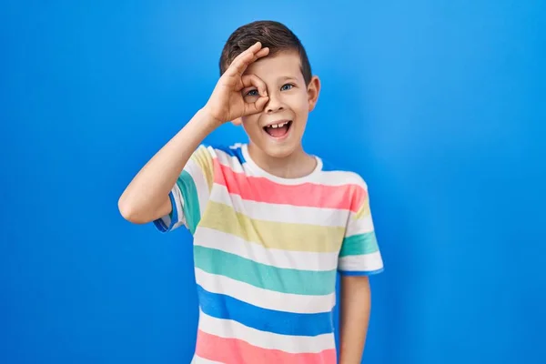 Mavi Arka Planda Dikilen Beyaz Çocuk Hareketleriyle Gülümsüyor Mutlu Yüzüyle — Stok fotoğraf