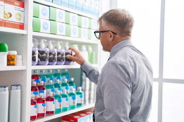 Średni Wiek Siwy Mężczyzna Klient Patrząc Półki Leków Laboratorium — Zdjęcie stockowe