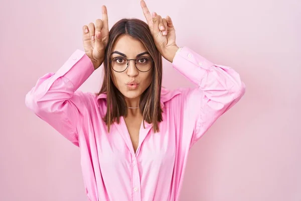Young Hispanic Woman Wearing Glasses Standing Pink Background Doing Funny — Stock Photo, Image
