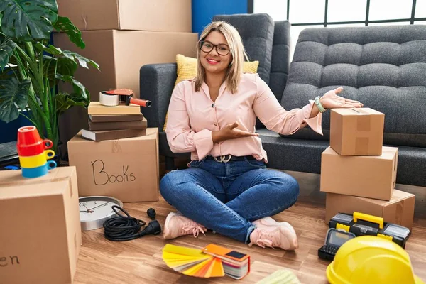 Young Hispanic Woman Moving New Home Sitting Floor Inviting Enter — Stock Photo, Image