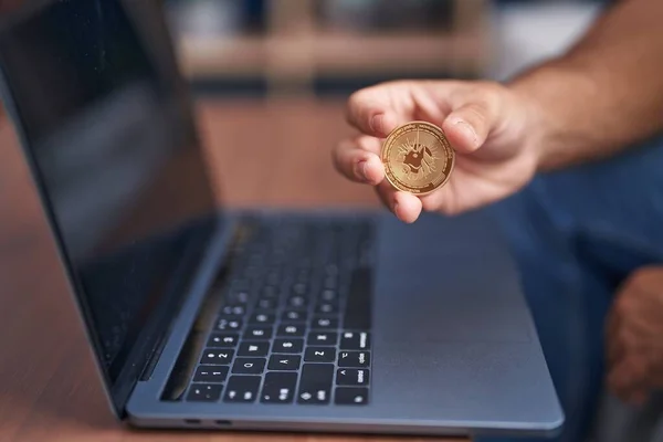 Young Hispanic Man Using Laptop Holding Uniswap Coin Home — Foto de Stock