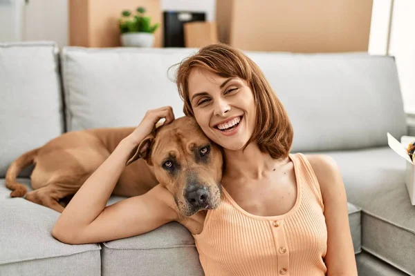 Jovem Caucasiano Mulher Abraçando Cão Sentado Chão Casa — Fotografia de Stock