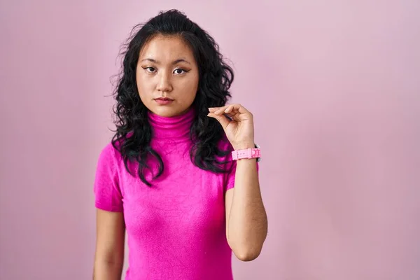 Jeune Femme Asiatique Debout Sur Fond Rose Bouche Lèvres Fermées — Photo