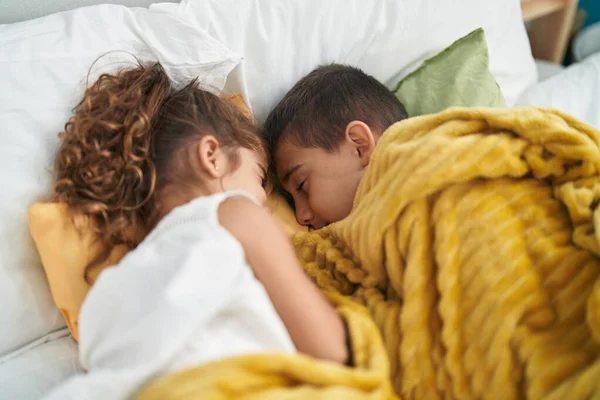 Bruder Und Schwester Liegen Auf Bett Schlafen Schlafzimmer — Stockfoto