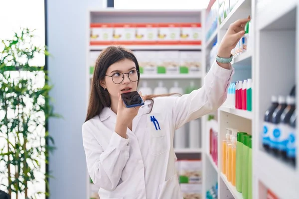 Young Caucasian Woman Pharmacist Talking Smartphone Pharmacy — Stockfoto