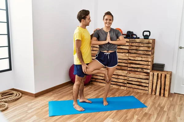 Man Woman Couple Smiling Confident Training Yoga Sport Center — Fotografia de Stock