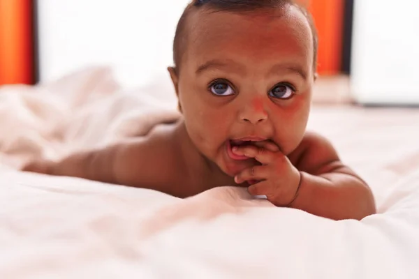 Afrykańskie Amerykańskie Dziecko Leżące Łóżku Sypialni — Zdjęcie stockowe