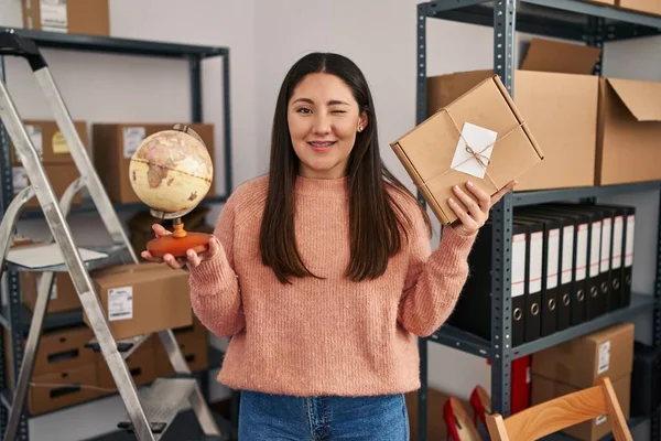 Young Latin Woman Working Small Business Ecommerce Doing World Shipping — Stock Photo, Image