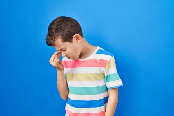 Mavi Arka Plan Üzerinde Duran Genç Beyaz Çocuk Yorgun Burnu — Stok fotoğraf