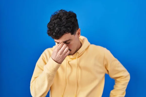 Hispanic Man Standing Blue Background Tired Rubbing Nose Eyes Feeling — Stockfoto