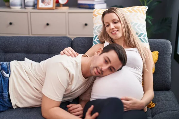 Mann Und Frau Hören Baby Geräusche Hause Auf Sofa — Stockfoto