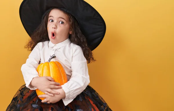 Roztomilé Hispánské Dívka Sobě Halloween Kostým Držení Dýně Překvapivým Výrazem — Stock fotografie