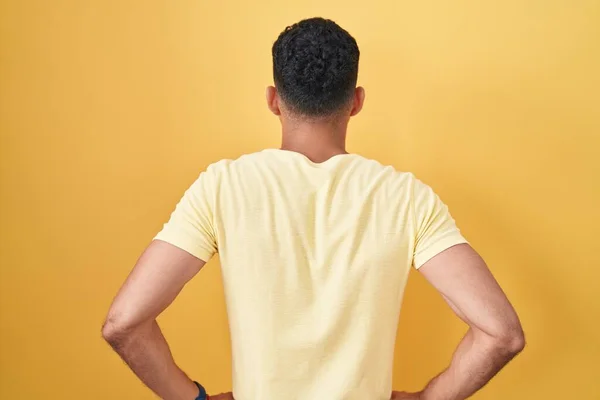 Sarı Arka Planda Duran Sakallı Spanyol Adam Kolları Vücudunda Geriye — Stok fotoğraf