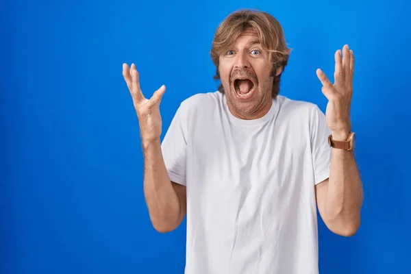 Middle Age Man Standing Blue Background Celebrating Mad Crazy Success — 图库照片
