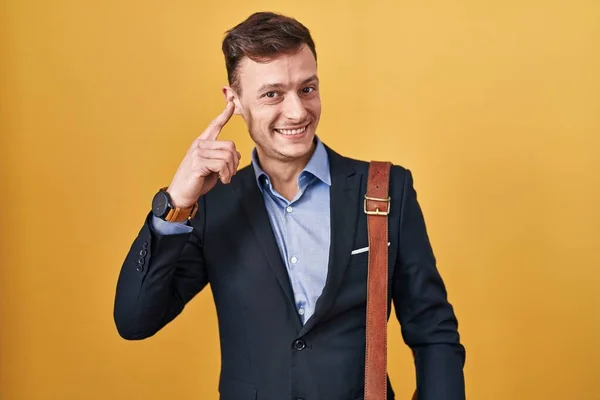 Caucasian Business Man Yellow Background Smiling Pointing Head One Finger — Stock Photo, Image