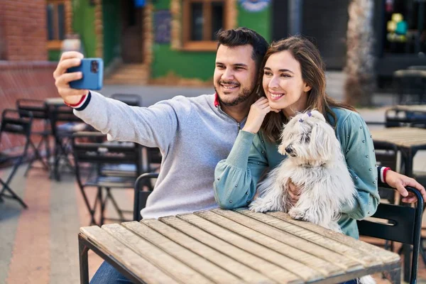 Man Vrouw Houden Hond Maken Selfie Door Smartphone Coffeeshop Terras — Stockfoto