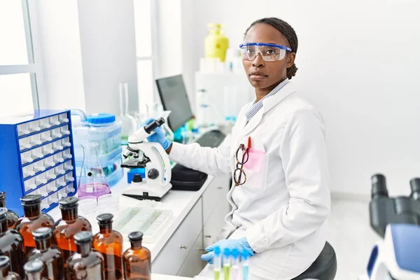 Mulher Africana Trabalhando Laboratório Cientista Pensamento Atitude Expressão Sóbria Olhar — Fotografia de Stock