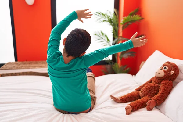 Sevimli Spanyol Çocuk Yatak Odasında Kollarını Açarak Uyanıyor — Stok fotoğraf