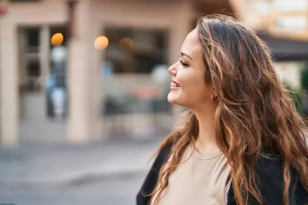 Young Beautiful Hispanic Woman Smiling Confident Looking Side Street — Foto de Stock