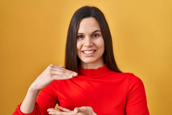 Young Hispanic Woman Standing Yellow Background Gesturing Hands Showing Big — Foto de Stock