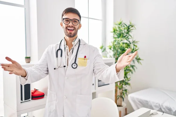 Hispanic Man Wearing Doctor Uniform Stethoscope Looking Camera Smiling Open — Stock fotografie