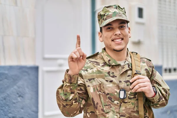 Mladý Arabský Muž Maskovací Armádní Uniformě Venku Úsměvem Nápadem Nebo — Stock fotografie