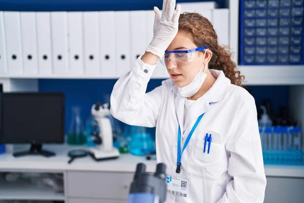 Mulher Caucasiana Jovem Que Trabalha Laboratório Cientista Surpreendido Com Mão — Fotografia de Stock