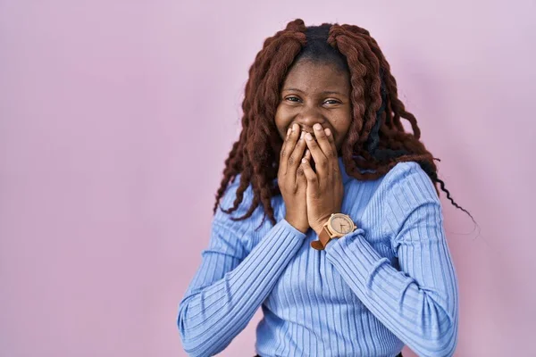 Африканская Женщина Стоящая Розовом Фоне Смеялась Смущенно Хихикала Прикрывая Рот — стоковое фото