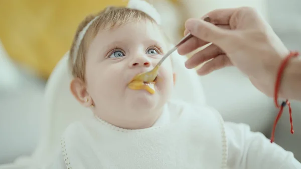 Sevimli Sarışın Bebek Sandalyeye Oturmuş Evde Yemek Yiyor — Stok fotoğraf