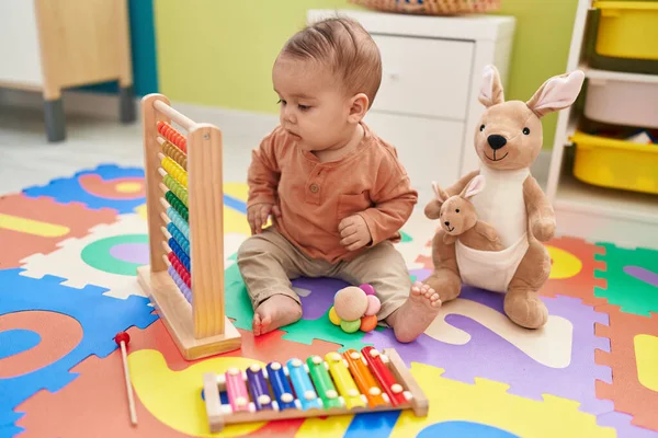Schattige Spaanse Peuter Die Met Een Abacus Vloer Speelt Kleuterschool — Stockfoto