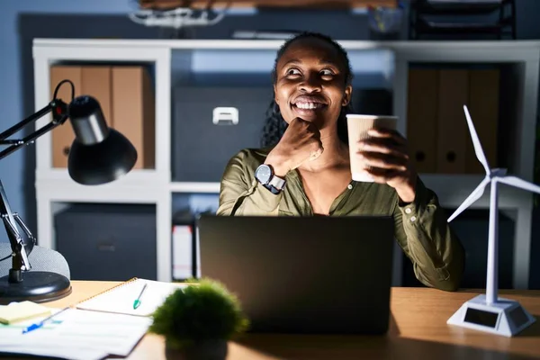 Mujer Africana Trabajando Con Computadora Portátil Noche Con Mano Barbilla — Foto de Stock