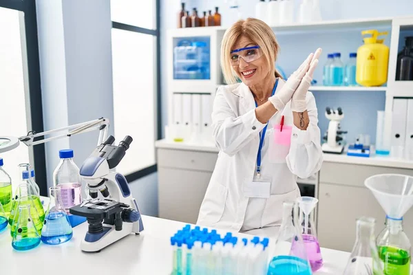 Mujer Rubia Mediana Edad Que Trabaja Laboratorio Científico Aplaudiendo Aplaudiendo — Foto de Stock