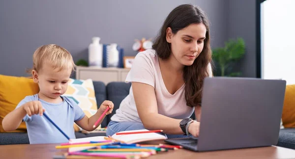 Mutter Und Sohn Zeichnen Hause Mit Laptop Notebook — Stockfoto