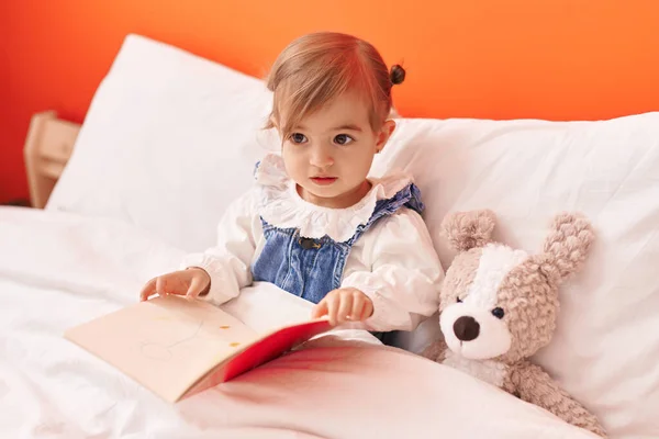 Liebenswertes Blondes Kleinkind Liest Buch Bett Mit Teddybär Schlafzimmer — Stockfoto
