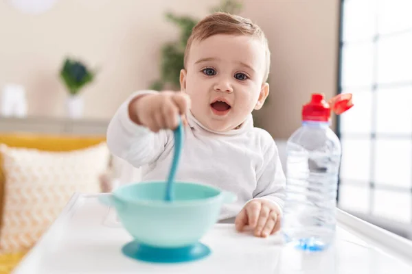 Sevimli Beyaz Bebek Sandalyeye Oturmuş Evde Yemek Yiyor — Stok fotoğraf