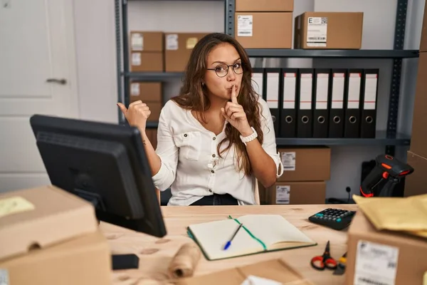 Young Hispanic Woman Working Small Business Ecommerce Asking Quiet Finger — Stock Photo, Image