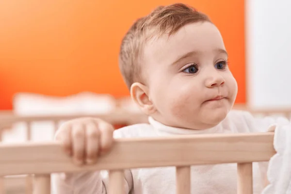 Liebenswertes Kaukasisches Baby Steht Mit Entspanntem Gesichtsausdruck Auf Der Wiege — Stockfoto