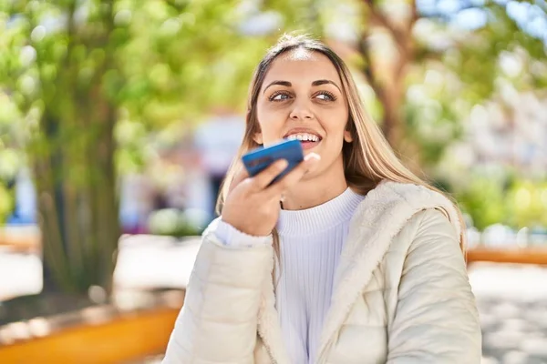 Jovem Mulher Sorrindo Confiante Falando Smartphone Parque — Fotografia de Stock