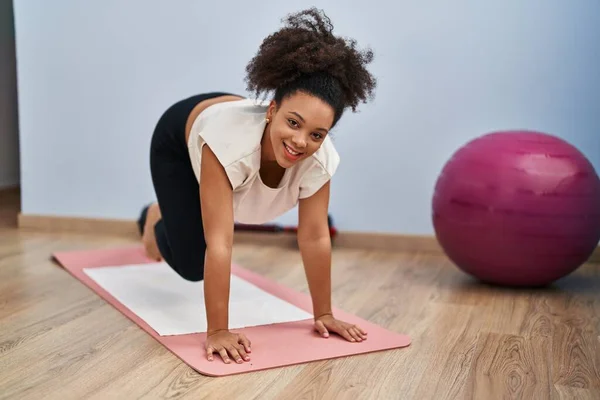 Jong Afrikaans Amerikaans Vrouw Glimlachen Zelfverzekerd Stretching Bij Sport Center — Stockfoto