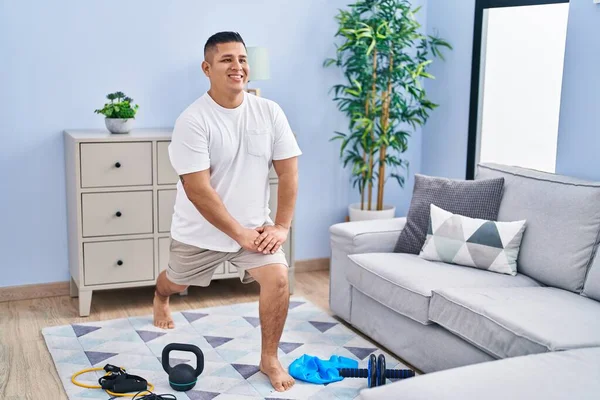 Νεαρός Λατίνος Άνδρας Χαμογελά Αυτοπεποίθηση Προπόνηση Πόδι Άσκηση Στο Σπίτι — Φωτογραφία Αρχείου