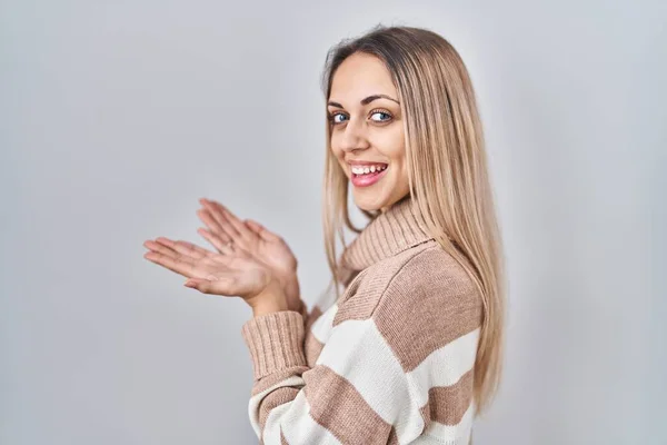 Young Blonde Woman Wearing Turtleneck Sweater Isolated Background Pointing Aside — Stock Photo, Image