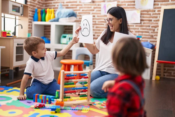 Lehrerin Mit Jungen Tisch Bei Emotionstherapie Kindergarten — Stockfoto